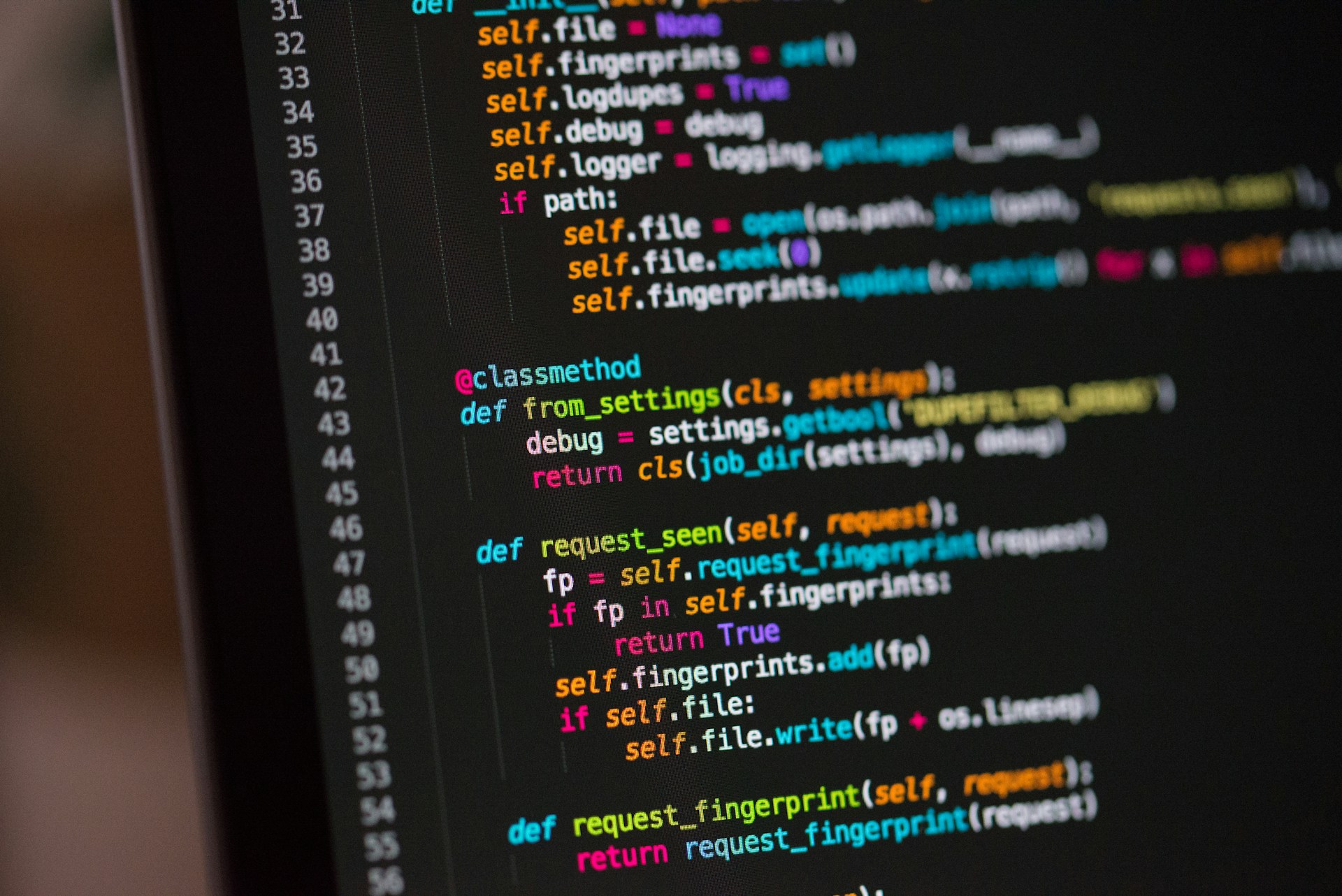 Das Bild zeigt die Nahaufnahme eines Bildschirms, auf dem generischer Programmiercode zu sehen ist.