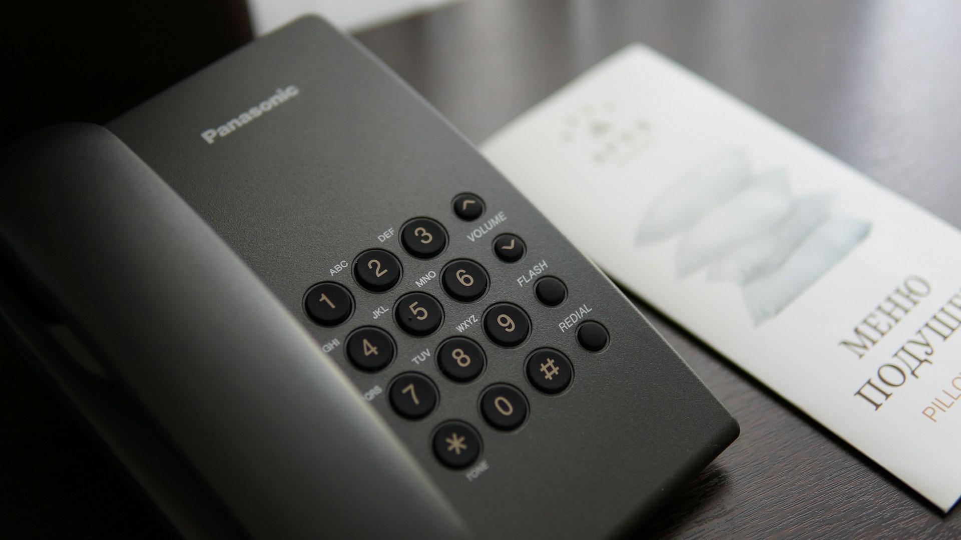 Das Bild zeigt ein altes, telefongebundenes Tischtelefon ohne Display, vermutlich aus den 90er Jahren.